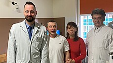 Serhij Sydorenko po úsp�né transplantaci rohovky s man�elkou a operujícími...