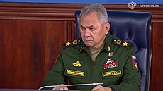 Ruský prezident Vladimir Putin promluvil k armádním �pi�kám. Zde poslouchá...