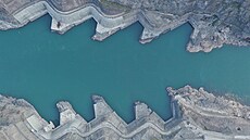 Výstup vody z ji� dokon�ené vodní elektrárny Paj-che-tchan v jihozápadní �ín�....