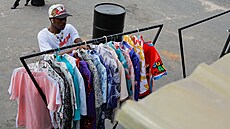 T�iadvacetý prodejce oble�ení James Dartey vystavuje své kousky (20. prosince...