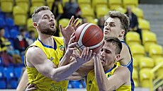 Opav�tí basketbalisté Jakub Mokrá� (vlevo) a Jakub Slavík se sna�í vytrhnout...