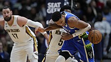 Janis Adetokunbo (v pop�edí) z Milwaukee v souboji s Herbertem Jonesem z New...