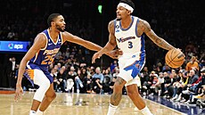 Bradley Beal (vpravo) z Washingtonu bránný  Mikalem Bridgesem z Phoenixu.