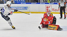 Petr Zámorský z Plzn� souboj s pardubickým branká�em Dominikem Frodlem prohrál..