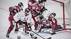 Závar p�ed spar�anským gólmanem Josefem Ko�ená�em v zápase Spenglerova poháru s...