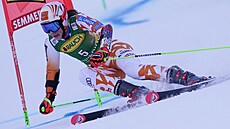 Slovenská lyaka Petra Vlhová na trati obího slalomu v rakouském Semmeringu.