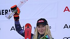 Americká lyaka Mikaela Shiffrinová s trofejí pro vítzku obího slalomu v...