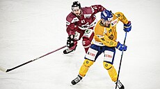 Spar�an Jan Buchtele (vlevo) stíhá Enza Corviho z Davosu.