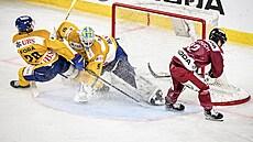 Spar�anský hokejista David Vitouch (vpravo) v �anci p�ed branká�em Gillesem...