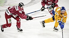 Spar�an Daniel P�ibyl (vlevo) brání Klase Dahlbecka z Davosu.