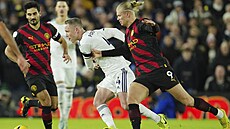 Adam Forshaw (uprost�ed) z Leedsu brán�ný Erlingem Haalandem z Manchesteru City.