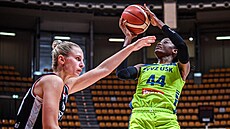 Temi Fágbénléová (vpravo) z USK Praha zakon�uje na ko� Virtusu Bolo�a, brání ji...