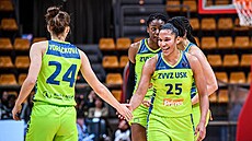 Veronika Vorá�ková (vlevo) a Alyssa Thomasová z USK Praha se radují.