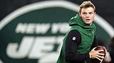 Zach Wilson z New York Jets se rozcviuje ped zápasem.