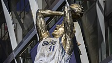 Dirk Nowitzki má v Dallasu o Vánoc 2022 sochu.