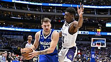 Luka Don�i� (vlevo) z Dallas Mavericks pod tlakem Thomase Bryanta z LA Lakers.