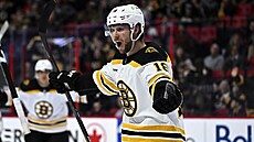 Pavel Zacha z Boston Bruins se raduje z gólu.