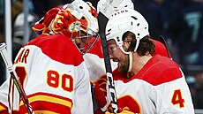 Dan Vlada (80) a Rasmus Andersson (4) slaví výhru Calgary Flames.