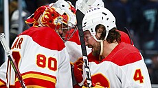 Dan Vlada� (80) a Rasmus Andersson (4) slaví výhru Calgary Flames.