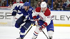 Juraj Slafkovský (20) z Montreal Canadiens útoí na bránu Tampa Bay Lightning,...
