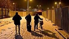 Bezdomovci p�icházejí do vytáp�ného stanu v areálu DEPO v Plzni. Stan otev�elo...