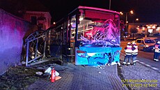Pi nehod auta s autobusem ve táhlavech u Plzn se zranilo pt lidí.