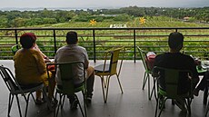 Návtvníci indického vinaství Sula pi degustaci (19. íjna 2022)