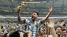 Argentinský kapitán Lionel Messi se s fanouky raduje z titulu mistra svta....
