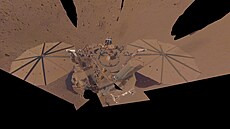 Sonda InSight pokrytá marsovským prachem