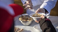 tdrodenní rozlévání polévky na Kamp pilákalo davy lidí. (24. prosince 2022)