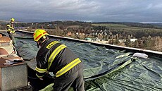 Mráz a tající sníh po�kodil na �t�drý den st�echu budovy ubytovny v Karlových...