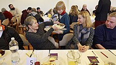 V sále kardinála Berana v Arcibiskupském paláci na Hrad�anech se dnes na ob�d�...