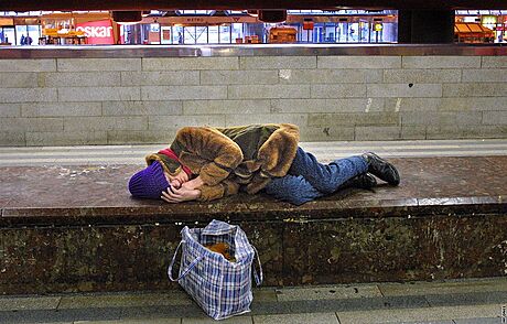 Kvli mrazu v posledních dnech více bezdomovc ne jindy vyhledává noclehárny. Stovky lidí ale i dál zstávají na ulici, o sociální sluby zájem nemají. (Ilustraní foto)