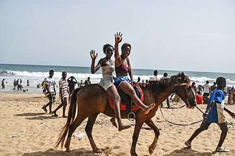 Obyvatelé a obyvatelky Grand Bassamu v Pobeí slonoviny si uívají volné...