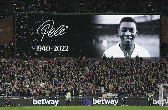 Vzpomínka na Pelého ped zápasem West Ham vs. Brentford.