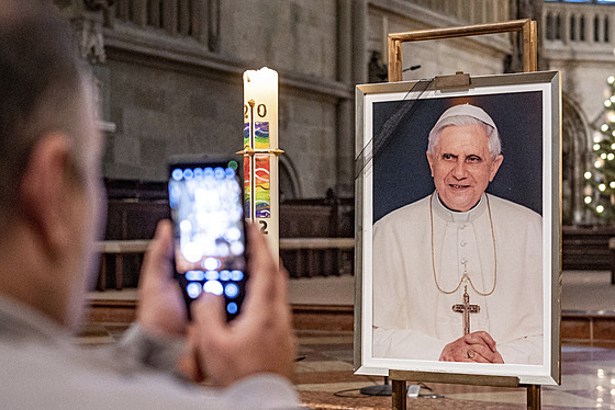 Ve Vatikánu se shromaují vící, aby uctili památku Benedikta XVI.