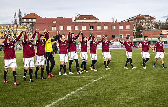 Sparantí fotbalisté oslavují vítzství v Silvestrovském derby. Zápas otoili...