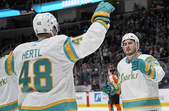 Tomá Hertl (vlevo) a Timo Meier slaví gól San Jose Sharks.