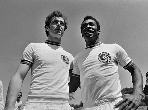 Franz Beckenbauer (vlevo) a Pelé v dresu New York Cosmos, kvten 1977.