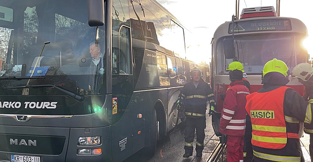 U Teplárny Michle narazil dálkový autobus do tramvaje, doprava stála