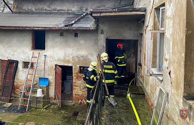 Na Ostravsku hořel dům. Hasiči s policisty z něj zachránili dva lidi