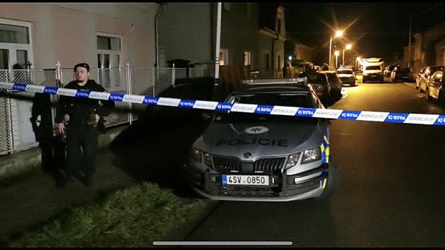 Policie v Městci Králové postřelila muže, ohrožoval rodinu sekerou