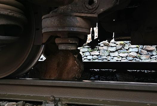 Nastražený kámen zastavil provoz vlaků na Teplicku. Během měsíce už potřetí