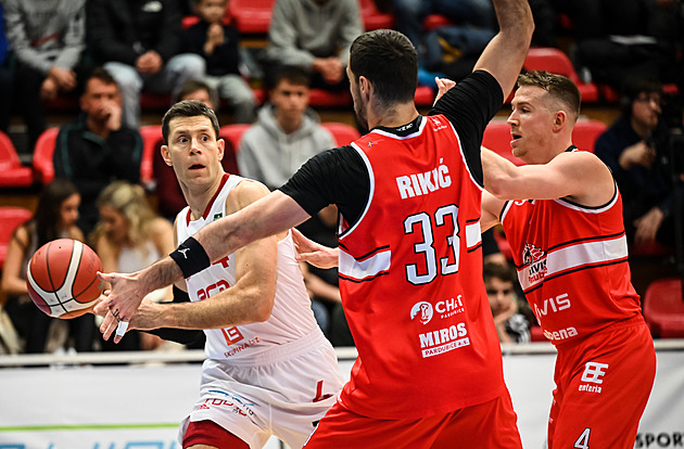 Basketbalisté Nymburka popáté v lize prohráli, nestačili na Pardubice