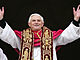 Pape Benedikt XVI. ehn vcm na Svatopetrskm nmst ve Vatiknu. (duben...
