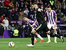 Karim Benzema z Realu Madrid promuje penaltu na hiti Valladolidu.