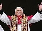 Pape Benedikt XVI. ehná vícím na Svatopetrském námstí ve Vatikánu. (duben...