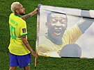Neymar drí transparent na podporu nemocného Pelého po utkání osmifinále...