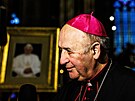 Arcibiskup Jan Graubner na mi za emeritního papee Benedikta XVI. v Katedrále...