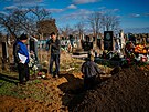 Ukrajinský prokurátor v obci Pravdyne u Chersonu dohlíí na vykopávání ostatk...